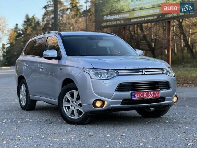 Серый Мицубиси Аутлендер, объемом двигателя 2 л и пробегом 200 тыс. км за 13999 $, фото 2 на Automoto.ua