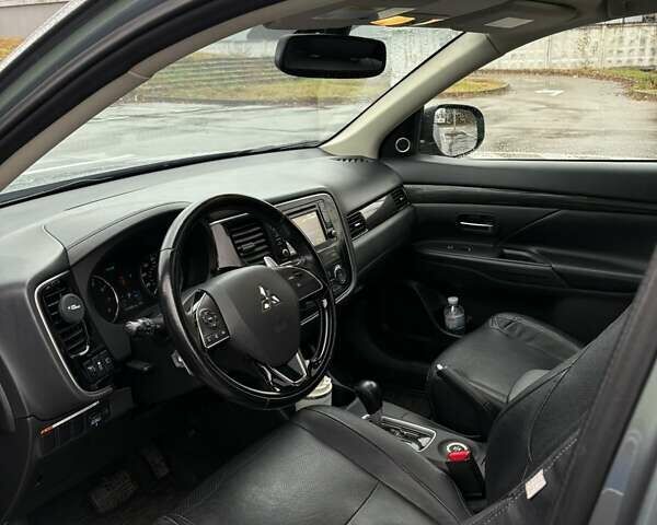 Сірий Міцубісі Аутлендер, об'ємом двигуна 3 л та пробігом 214 тис. км за 16000 $, фото 2 на Automoto.ua