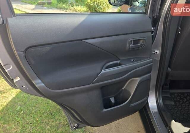 Серый Мицубиси Аутлендер, объемом двигателя 2 л и пробегом 44 тыс. км за 17900 $, фото 27 на Automoto.ua