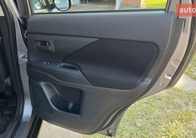 Серый Мицубиси Аутлендер, объемом двигателя 2 л и пробегом 44 тыс. км за 17900 $, фото 41 на Automoto.ua