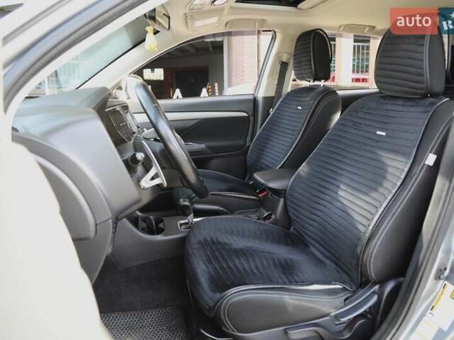 Серый Мицубиси Аутлендер, объемом двигателя 3 л и пробегом 190 тыс. км за 16700 $, фото 6 на Automoto.ua