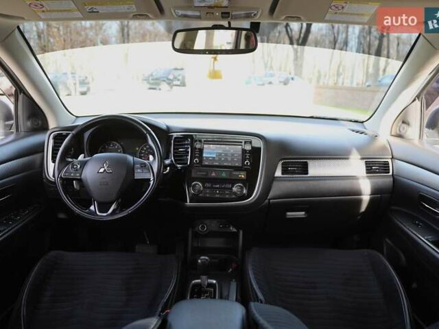 Серый Мицубиси Аутлендер, объемом двигателя 3 л и пробегом 190 тыс. км за 16700 $, фото 12 на Automoto.ua