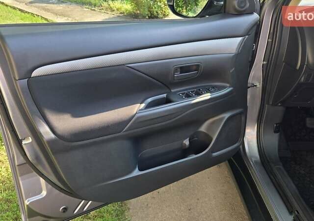 Серый Мицубиси Аутлендер, объемом двигателя 2 л и пробегом 44 тыс. км за 17900 $, фото 22 на Automoto.ua