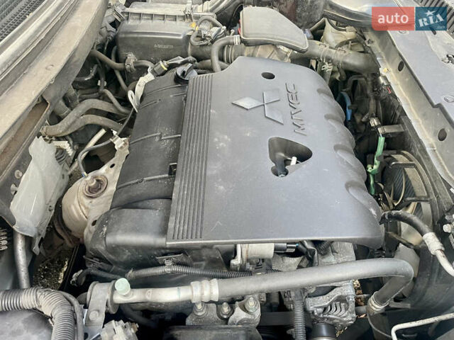 Серый Мицубиси Аутлендер, объемом двигателя 2.4 л и пробегом 213 тыс. км за 13999 $, фото 63 на Automoto.ua