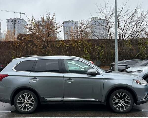 Сірий Міцубісі Аутлендер, об'ємом двигуна 3 л та пробігом 214 тис. км за 16000 $, фото 5 на Automoto.ua