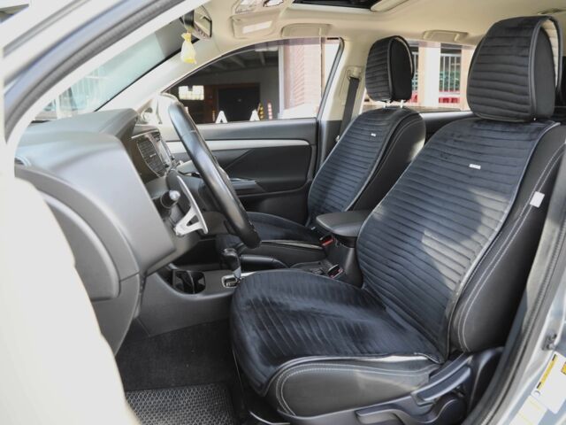 Серый Мицубиси Аутлендер, объемом двигателя 3 л и пробегом 190 тыс. км за 16700 $, фото 6 на Automoto.ua