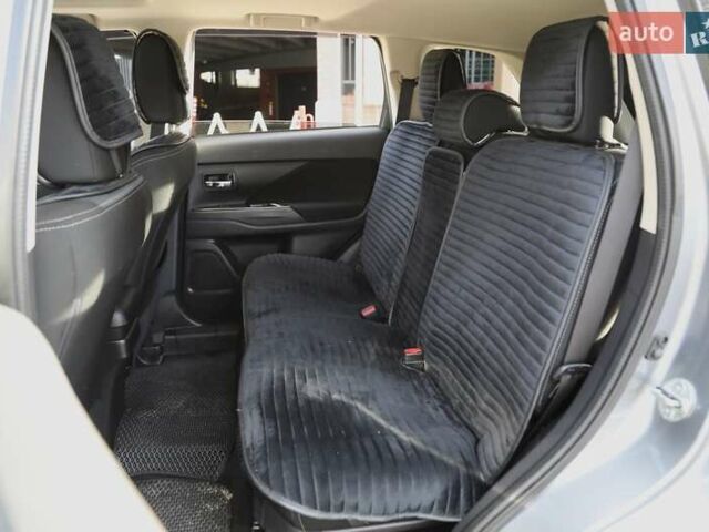 Серый Мицубиси Аутлендер, объемом двигателя 3 л и пробегом 190 тыс. км за 16700 $, фото 7 на Automoto.ua