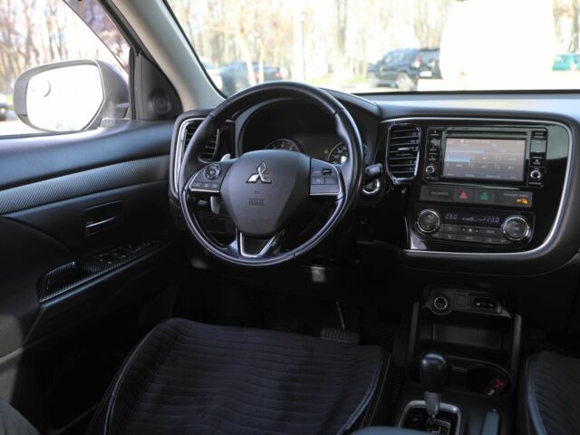 Серый Мицубиси Аутлендер, объемом двигателя 3 л и пробегом 190 тыс. км за 16700 $, фото 11 на Automoto.ua