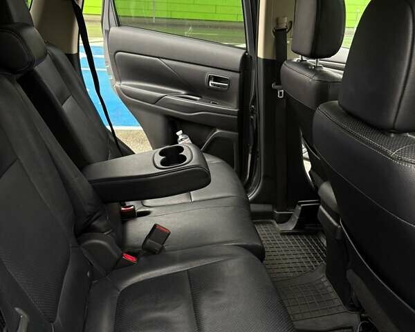 Сірий Міцубісі Аутлендер, об'ємом двигуна 3 л та пробігом 214 тис. км за 16000 $, фото 3 на Automoto.ua