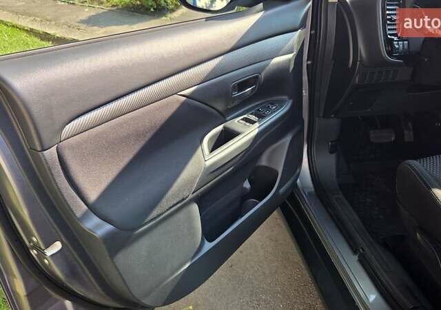 Серый Мицубиси Аутлендер, объемом двигателя 2 л и пробегом 44 тыс. км за 17900 $, фото 13 на Automoto.ua