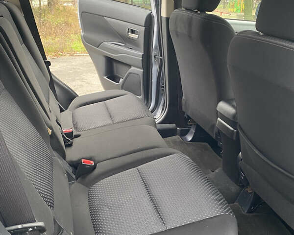 Сірий Міцубісі Аутлендер, об'ємом двигуна 2.36 л та пробігом 120 тис. км за 14000 $, фото 5 на Automoto.ua