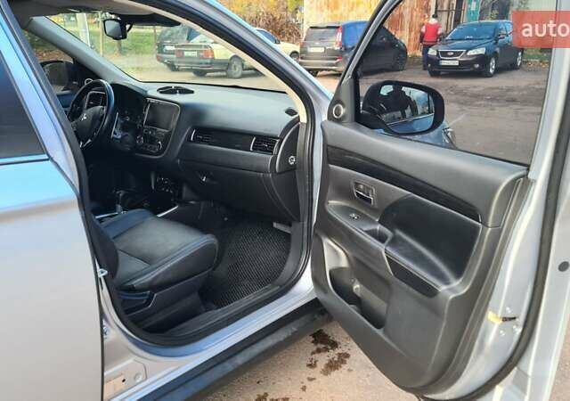 Серый Мицубиси Аутлендер, объемом двигателя 2.3 л и пробегом 253 тыс. км за 18500 $, фото 1 на Automoto.ua