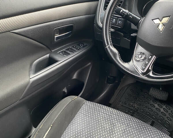 Сірий Міцубісі Аутлендер, об'ємом двигуна 2.36 л та пробігом 120 тис. км за 14000 $, фото 6 на Automoto.ua