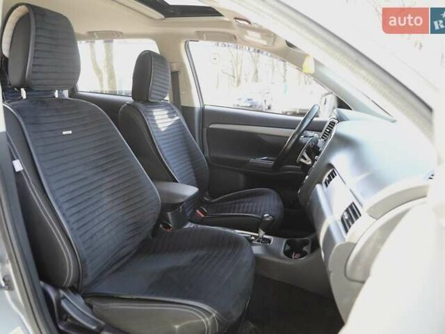 Серый Мицубиси Аутлендер, объемом двигателя 3 л и пробегом 190 тыс. км за 16700 $, фото 10 на Automoto.ua