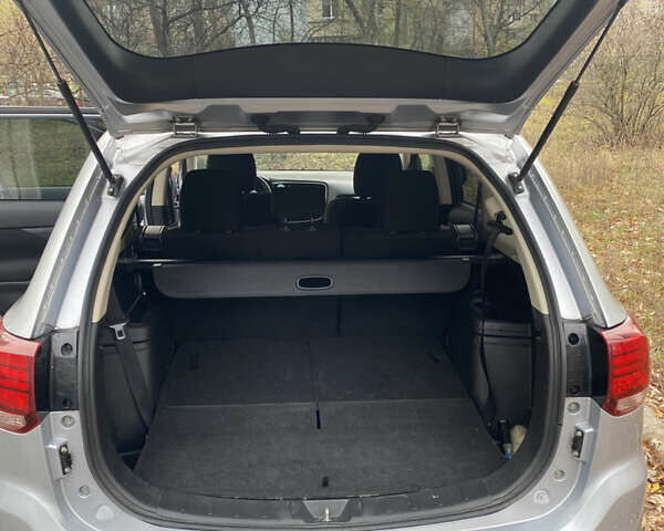 Сірий Міцубісі Аутлендер, об'ємом двигуна 2.36 л та пробігом 120 тис. км за 14000 $, фото 4 на Automoto.ua