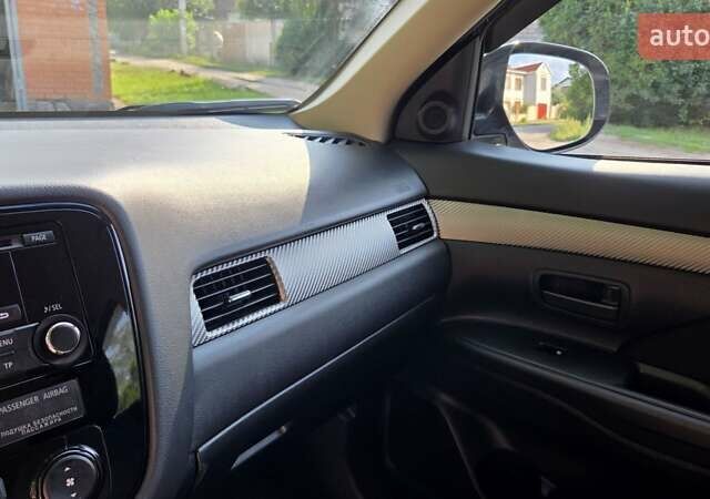 Серый Мицубиси Аутлендер, объемом двигателя 2 л и пробегом 44 тыс. км за 17900 $, фото 20 на Automoto.ua