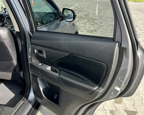 Сірий Міцубісі Аутлендер, об'ємом двигуна 2.27 л та пробігом 210 тис. км за 22000 $, фото 45 на Automoto.ua