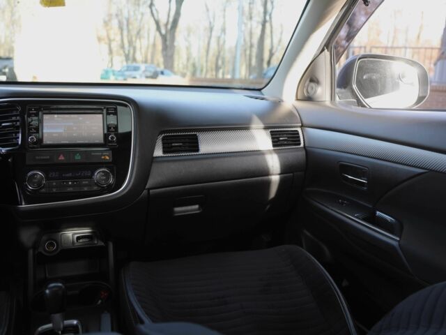 Серый Мицубиси Аутлендер, объемом двигателя 3 л и пробегом 190 тыс. км за 16700 $, фото 13 на Automoto.ua