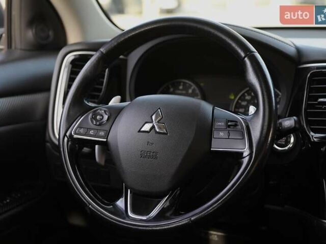 Серый Мицубиси Аутлендер, объемом двигателя 3 л и пробегом 190 тыс. км за 16700 $, фото 14 на Automoto.ua