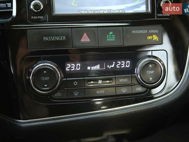 Серый Мицубиси Аутлендер, объемом двигателя 3 л и пробегом 190 тыс. км за 16700 $, фото 17 на Automoto.ua