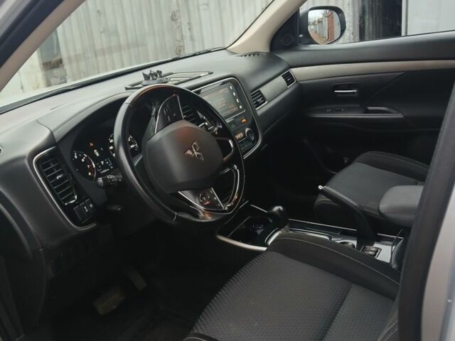 Серый Мицубиси Аутлендер, объемом двигателя 2.4 л и пробегом 250 тыс. км за 14500 $, фото 4 на Automoto.ua