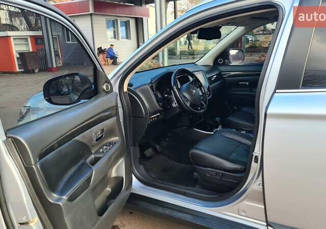 Серый Мицубиси Аутлендер, объемом двигателя 2.3 л и пробегом 253 тыс. км за 18500 $, фото 4 на Automoto.ua