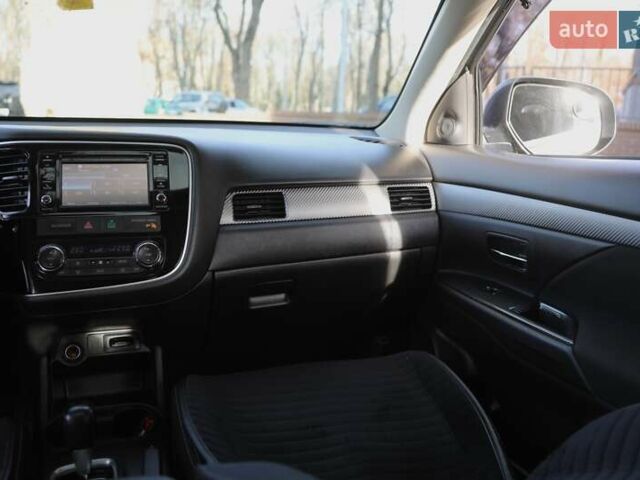 Серый Мицубиси Аутлендер, объемом двигателя 3 л и пробегом 190 тыс. км за 16700 $, фото 13 на Automoto.ua