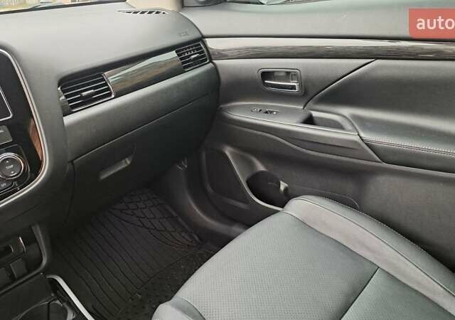 Серый Мицубиси Аутлендер, объемом двигателя 2.36 л и пробегом 120 тыс. км за 16100 $, фото 18 на Automoto.ua