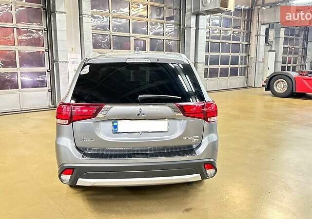 Серый Мицубиси Аутлендер, объемом двигателя 3 л и пробегом 130 тыс. км за 16750 $, фото 3 на Automoto.ua