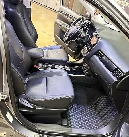 Серый Мицубиси Аутлендер, объемом двигателя 3 л и пробегом 130 тыс. км за 16750 $, фото 47 на Automoto.ua