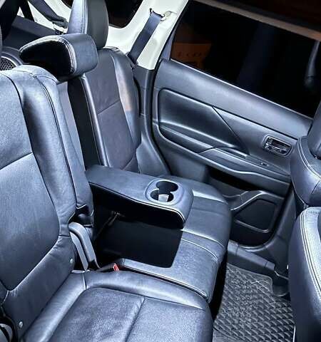 Серый Мицубиси Аутлендер, объемом двигателя 3 л и пробегом 130 тыс. км за 16750 $, фото 38 на Automoto.ua