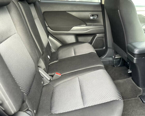 Мицубиси Аутлендер 2017 в Днепре (Днепропетровске) на Automoto.ua Серый Мицубиси Аутлендер, объемом двигателя 2 л и пробегом 103 тыс. км за 16990 $, фото 19 на Automoto.ua