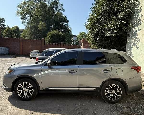 Сірий Міцубісі Аутлендер, об'ємом двигуна 2.36 л та пробігом 162 тис. км за 12300 $, фото 2 на Automoto.ua