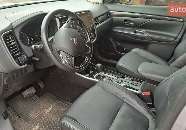 Серый Мицубиси Аутлендер, объемом двигателя 2.36 л и пробегом 120 тыс. км за 16100 $, фото 9 на Automoto.ua