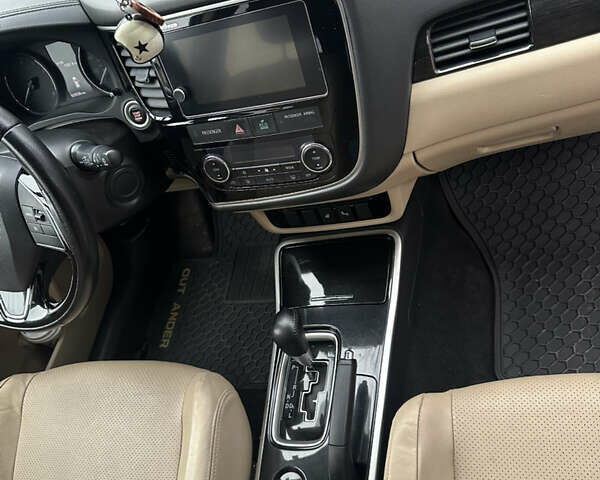 Сірий Міцубісі Аутлендер, об'ємом двигуна 2.36 л та пробігом 48 тис. км за 18000 $, фото 9 на Automoto.ua