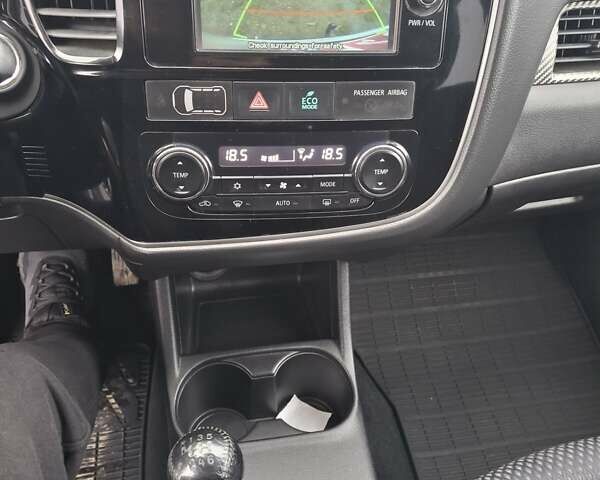 Серый Мицубиси Аутлендер, объемом двигателя 2.3 л и пробегом 205 тыс. км за 15999 $, фото 3 на Automoto.ua