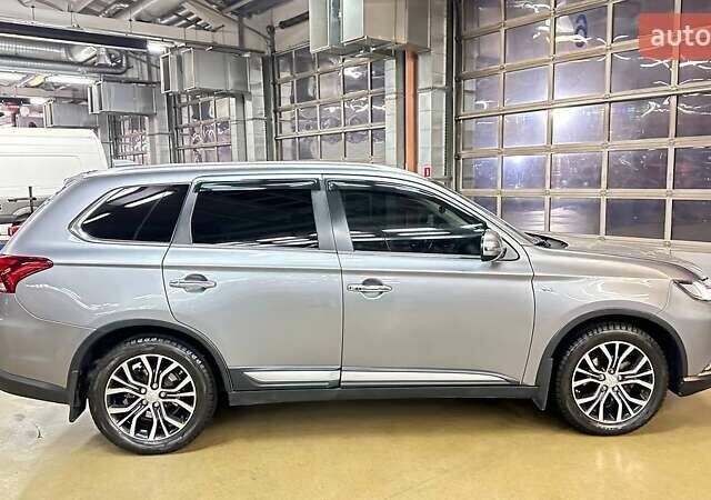 Серый Мицубиси Аутлендер, объемом двигателя 3 л и пробегом 130 тыс. км за 16750 $, фото 6 на Automoto.ua