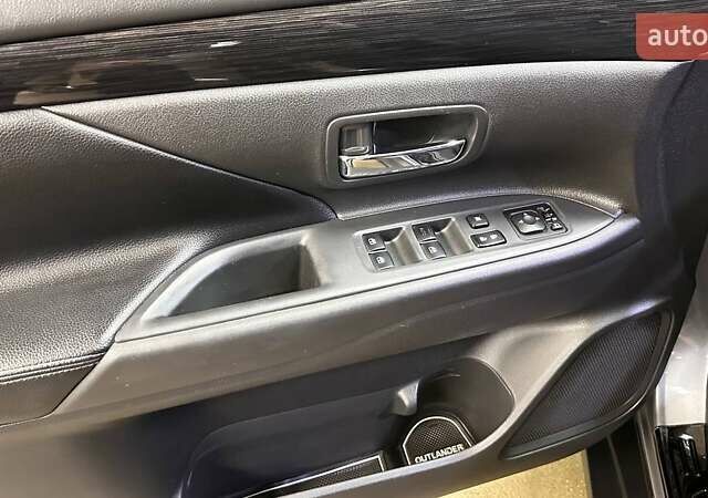 Серый Мицубиси Аутлендер, объемом двигателя 3 л и пробегом 130 тыс. км за 16750 $, фото 17 на Automoto.ua