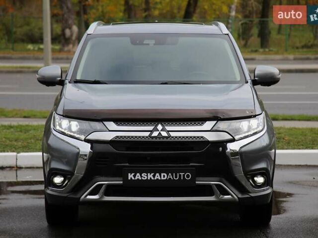 Серый Мицубиси Аутлендер, объемом двигателя 3 л и пробегом 195 тыс. км за 16900 $, фото 1 на Automoto.ua