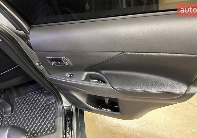 Серый Мицубиси Аутлендер, объемом двигателя 3 л и пробегом 130 тыс. км за 16750 $, фото 45 на Automoto.ua