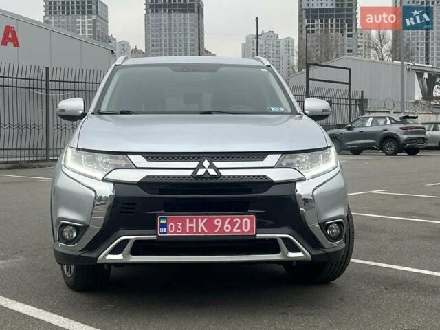 Серый Мицубиси Аутлендер, объемом двигателя 2.36 л и пробегом 120 тыс. км за 16100 $, фото 1 на Automoto.ua