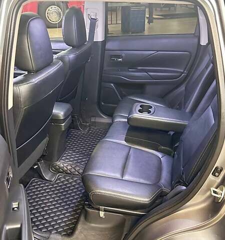 Серый Мицубиси Аутлендер, объемом двигателя 3 л и пробегом 130 тыс. км за 16750 $, фото 44 на Automoto.ua