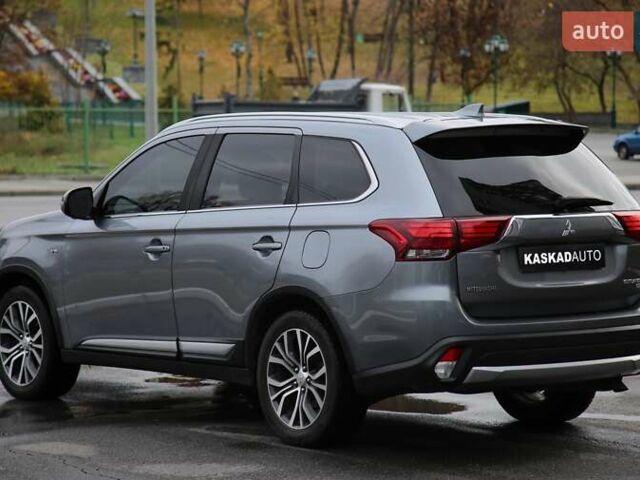 Серый Мицубиси Аутлендер, объемом двигателя 3 л и пробегом 195 тыс. км за 16900 $, фото 3 на Automoto.ua