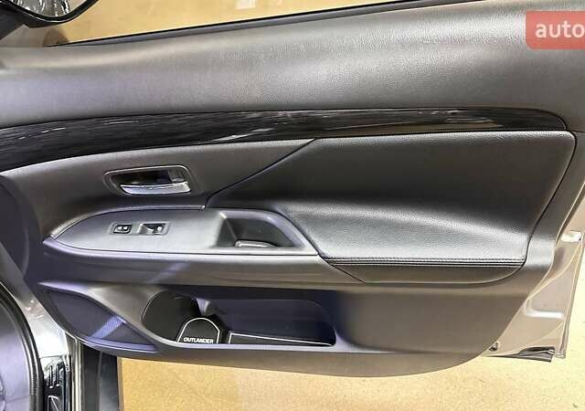 Серый Мицубиси Аутлендер, объемом двигателя 3 л и пробегом 130 тыс. км за 16750 $, фото 48 на Automoto.ua