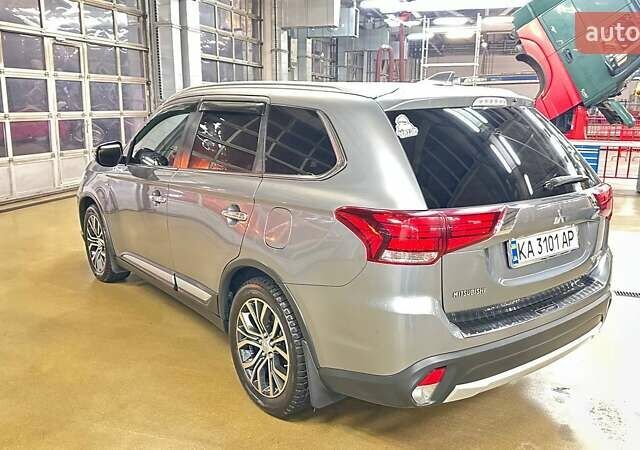Серый Мицубиси Аутлендер, объемом двигателя 3 л и пробегом 130 тыс. км за 16750 $, фото 2 на Automoto.ua