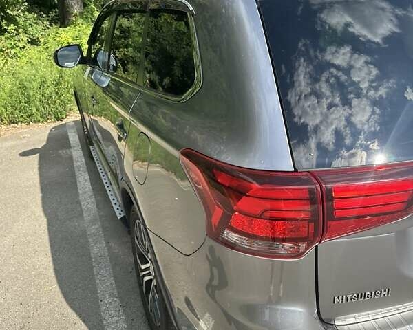 Серый Мицубиси Аутлендер, объемом двигателя 2.36 л и пробегом 85 тыс. км за 17500 $, фото 10 на Automoto.ua