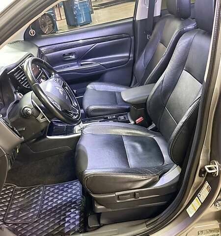 Серый Мицубиси Аутлендер, объемом двигателя 3 л и пробегом 130 тыс. км за 16750 $, фото 18 на Automoto.ua