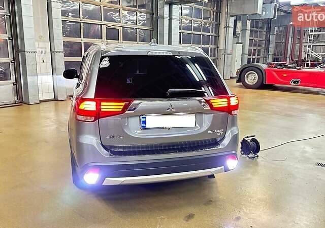 Серый Мицубиси Аутлендер, объемом двигателя 3 л и пробегом 130 тыс. км за 16750 $, фото 4 на Automoto.ua