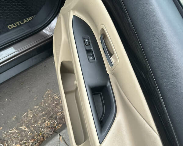 Сірий Міцубісі Аутлендер, об'ємом двигуна 2.36 л та пробігом 48 тис. км за 18000 $, фото 8 на Automoto.ua