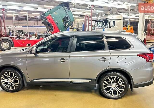 Серый Мицубиси Аутлендер, объемом двигателя 3 л и пробегом 130 тыс. км за 16750 $, фото 1 на Automoto.ua